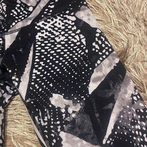 Lululemon Cropped Leggings sz 6 - Picture 4 of 11